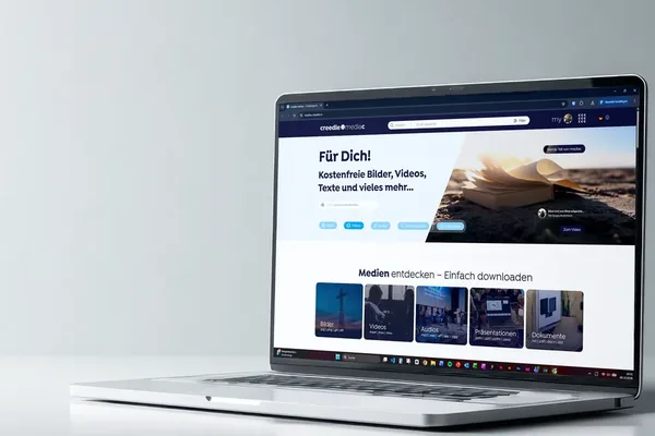 Ein Laptop zeigt die Startseite von creedle mediac